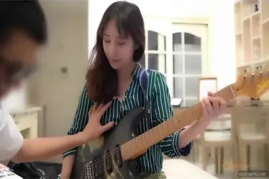 Dia mengajarkan alat musik dengan semangat dan muridnya sangat beruntung