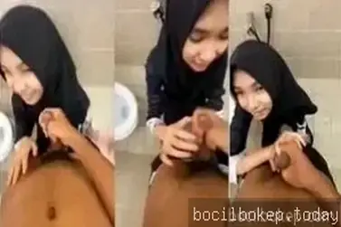 Lén lút ngentot temen dekat cantik di toilet